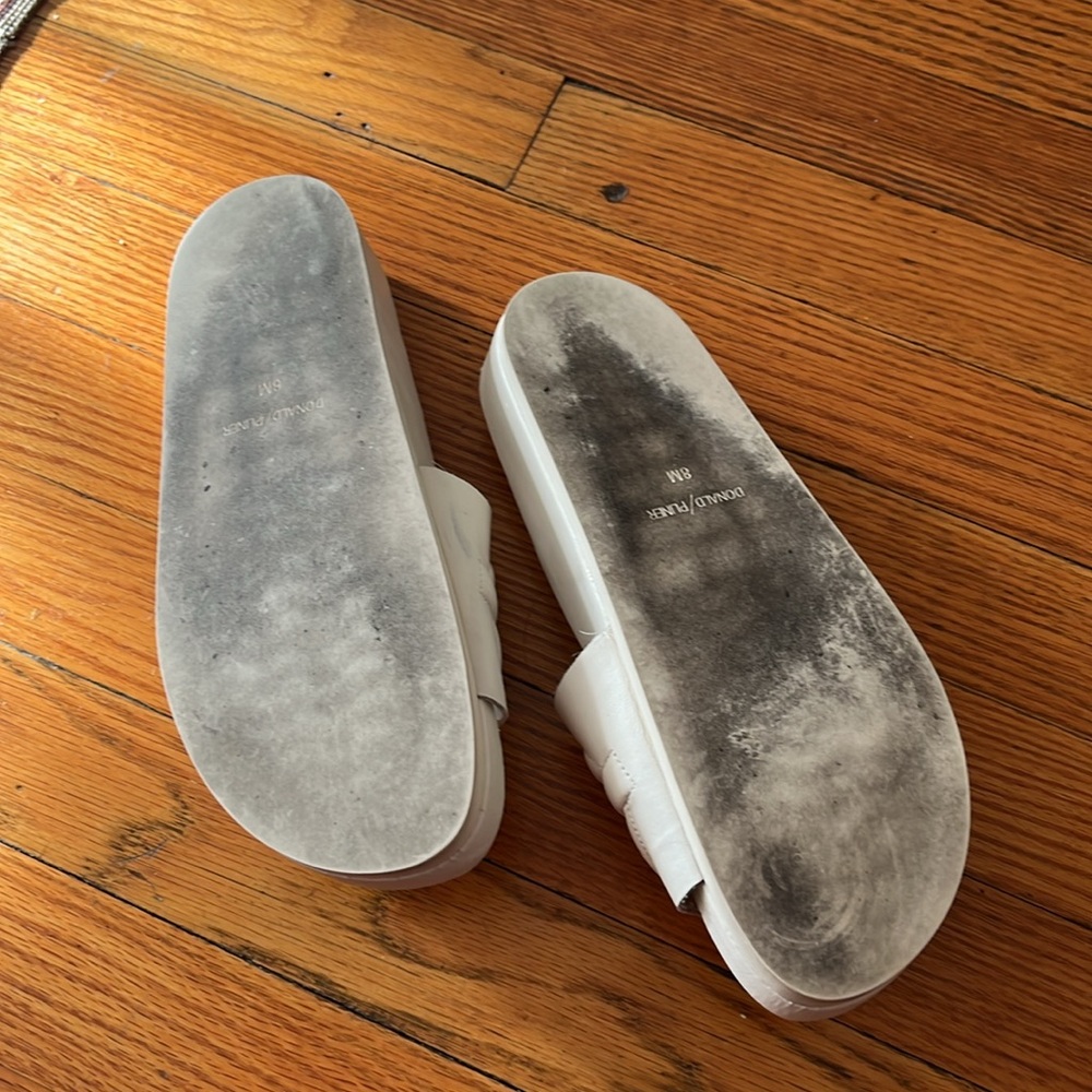 Donald Pliner slides size 8 - Picture 6 of 8